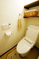 AFTER 温水シャワーがないトイレだったので、機器を入れ替え、収納棚を設置。