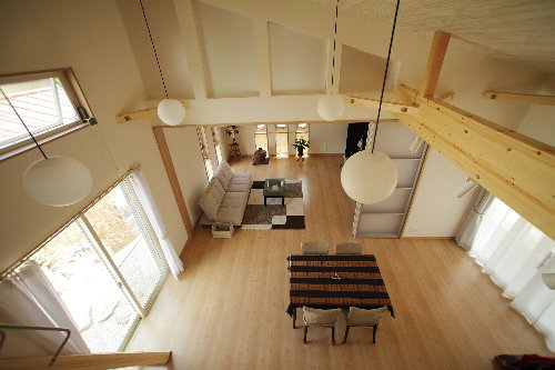 ロフトのある平屋建てのＮ邸。日当りの良い大空間のリビングとダイニングキッチン