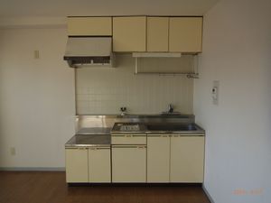 施工前　ごく普通の賃貸マンションのキッチン